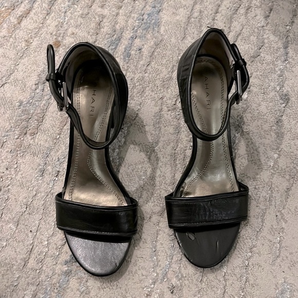 Tahari Adam Ankle Strap Peep Toe Black Leather Size 6.5 - Picture 2 of 10